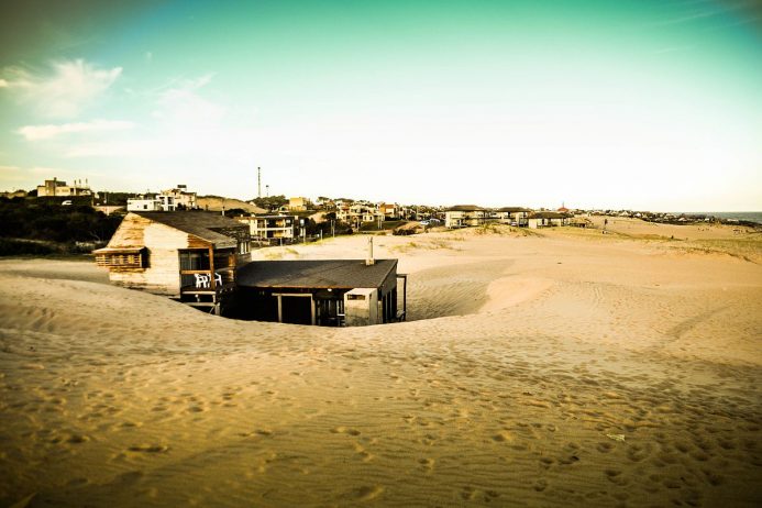 Arquitectura_en_dunas_-_Punta_del_Diablo_-_Uruguay