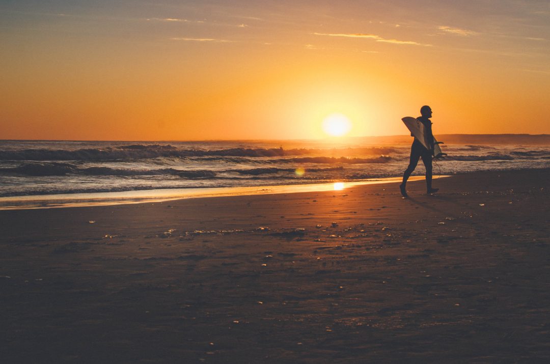 Surfista al atardecer en Cabo Polonio en la costa oceánica de Rocha