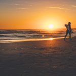 Surfista al atardecer en Cabo Polonio en la costa oceánica de Rocha